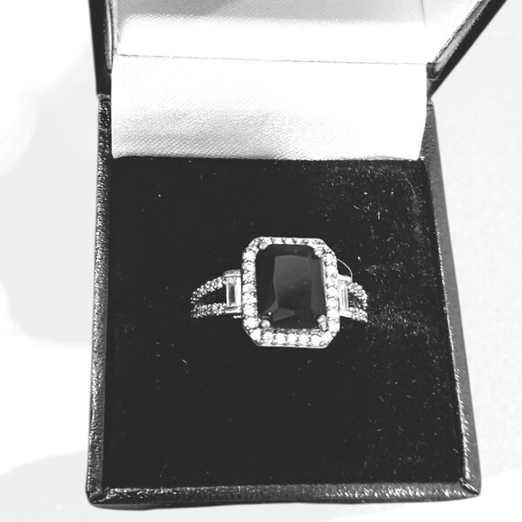 Jewelry - sapphire with surrounding zirconion diamonds set in 925 silver